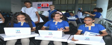  imagen Estudiantes con equipos entregados 