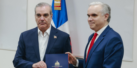  imagen Presidente&nbsp;Luis Abinader junto al&nbsp;ministro de Educaci&oacute;n, Luis Miguel De Camps, 