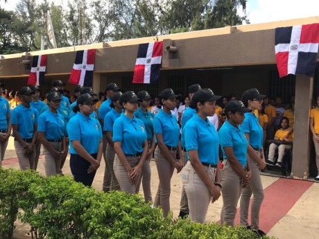 imagen Estudiantes en formaci&oacute;n durante desfile. 