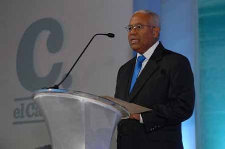  imagen Periodista Osvaldo Santana habla durante una de sus presentaciones. 