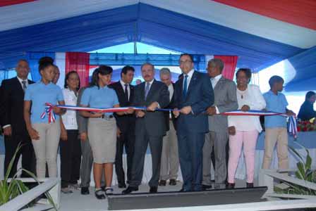  imagen Presidente Danilo Medina mientras corta cinta en acto de inauguraci&oacute;n; a su lado izquierdo el Ministro Andr&eacute;s Navarro. Le acompa&ntilde;an otras personalidades. 