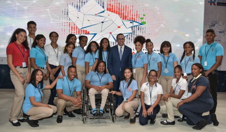  imagen Ministro Andres Navarro de pie junto a estudiantes&nbsp;con condici&oacute;n especial dejan inaugurado el Foro Nacional Estudiantil por una Cultura de Paz 
