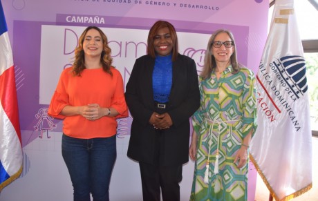  imagen Viceministra Ancel Scheker junto a otras autoridades durante acto. 