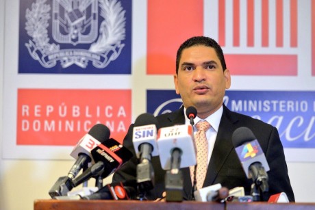  imagen Vocero del Ministerio de Educaci&oacute;n en podium, anuncia suspensi&oacute;n general de docencia para este viernes 24 de noviembre por Evaluaci&oacute;n del Desempe&ntilde;o Docente.&nbsp; 