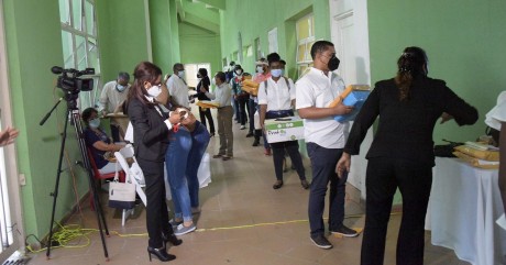  imagen El proceso se llev&oacute; a cabo en el Pabell&oacute;n de Voleibol del Centro Ol&iacute;mpico Juan Pablo Duarte, iniciando a las ocho de la ma&ntilde;ana y terminando&nbsp;a las seis en punto de la tarde y fue observado por representantes de la Comisi&oacute;n de Veedur&iacute;a y Acompa&ntilde;amiento de adquisiciones de bienes y servicios para el a&ntilde;o escolar 2020-2021, as&iacute; como por medios de comunicaci&oacute;n y personas interesadas en observar el proceso. 