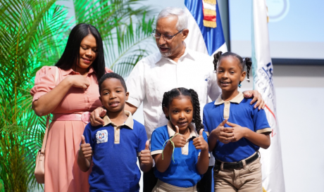  imagen Ministro de Educaci&oacute;n, &Aacute;ngel Hern&aacute;ndez posa junto a alumnos del sistema educativo . 