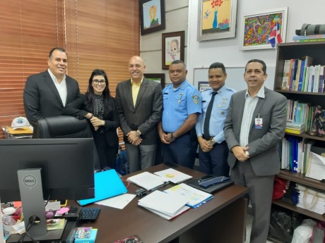  imagen Director general de Comunicaciones y Relaciones P&uacute;blicaso del MINERD, Director de la Polic&iacute;a Escolar, Giovanny Gil, junto a&nbsp;la directora Nacional de Ni&ntilde;as, Ni&ntilde;os y Adolescentes de la Procuradur&iacute;a General de la Rep&uacute;blica, magistrada Olga Din&aacute; Llaver&iacute;as. 