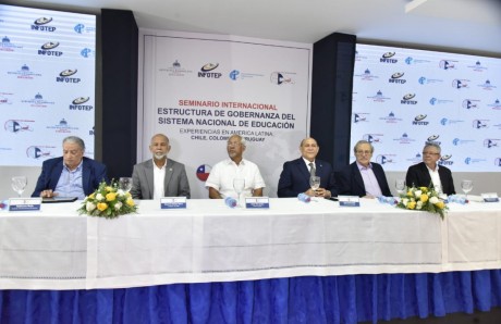  imagen Ministro de Educaci&oacute;n, &Aacute;ngel Hern&aacute;ndez, reunido con el director del Infotep, Rafael Santos y presidente de la ADP, Eduardo Hidalgo. 