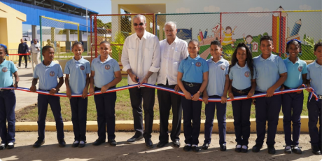  imagen El presidente de la Rep&uacute;blica Dominicana, Luis Abinader Corona, inaugur&oacute; hoy domingo, el techado de la cancha y las aulas del Nivel Inicial de la Escuela Francisco Javier Ure&ntilde;a Canela, en la provincia Dajab&oacute;n, 