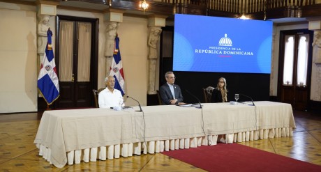  imagen Presidente de la Rep&uacute;blica Dominicana, Luis Abinader, ministro de Educaci&oacute;n, &Aacute;ngel Hern&aacute;ndez y&nbsp; Ancell Schecker, viceministra de Asuntos T&eacute;cnicos y Pedag&oacute;gicos encabezan acto. 