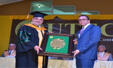  imagen Miembro de la UTECO entrega placa de reconocimiento a Ministro Andr&eacute;s Navarro. 