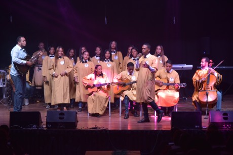  imagen Estudiantes en escenario presentando apertura de la Quinta Gala Modalidad en Artes 