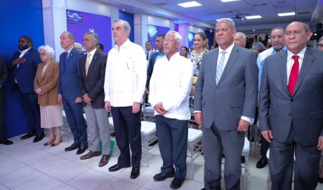  imagen Presidente Luis Abinader junto a Ministro de Educaci&oacute;n, &Aacute;ngel Hern&aacute;ndez parados en lanzamiento de&nbsp;Expediente &Uacute;nico Educativo 