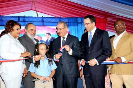  imagen Presidente Danilo Medina mientras corta cinta en acto de inauguraci&oacute;n; a su lado izquierdo el Ministro Andr&eacute;s Navarro, entre otras personalidades. 