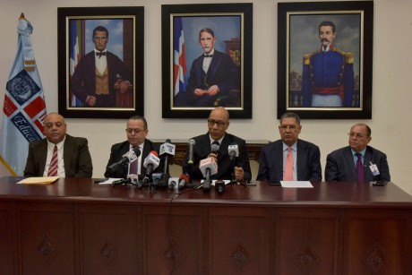  imagen El director del Gabinete Ministerial, Henry Santos, en rueda de prensa celebrada en la sede del MINERD 