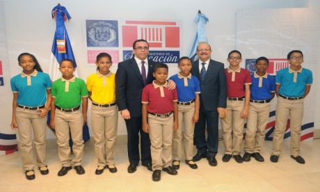 imagen Ministro Andr&eacute;s Navarro junto al director&nbsp;Ren&eacute; J&aacute;quez y grupo de ni&ntilde;os que modelan el nuevo uniforme escolar. 