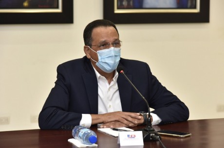  imagen Ministro Pe&ntilde;a Mirabal durante la reuni&oacute;n 