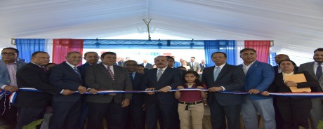  imagen Presidente Medina y Ministro Pe&ntilde;a Mirabal durante la ceremonia de entrega 