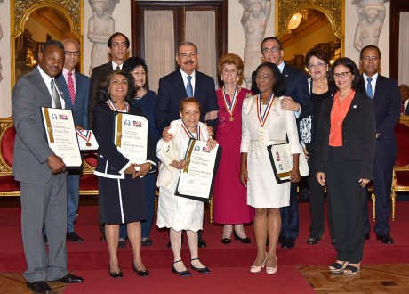  imagen Presidente Danilo Medina junto a ministro Andr&eacute;s Navarro entregan medallas al m&eacute;rito Magisterial a maestras del sector p&uacute;blico y privado. 