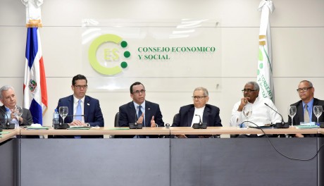  imagen Ministro Andr&eacute;s Navarro sentado junto a directiva del Consejo Econ&oacute;mico y Social de RD 