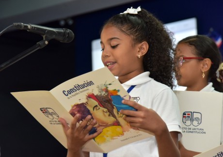  imagen Estudiante leyendo la constituci&oacute;n 