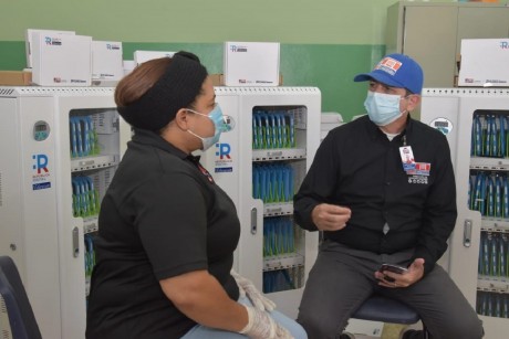  imagen El director de Comunicaciones del Ministerio de Educaci&oacute;n, Diego Pesqueira, encabez&oacute; una comisi&oacute;n de la instituci&oacute;n que se traslad&oacute; hasta la provincia de Bahoruco para participar en la entrega de las herramientas tecnol&oacute;gicas.&nbsp;
&nbsp; 