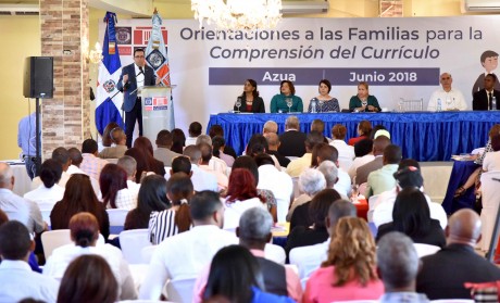  imagen Ministro Andr&eacute;s Navarro desde podium se dirige a las familias de la comunidad educativa de Azua. 