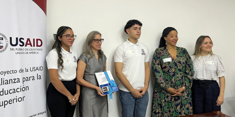  imagen Viceministra Ancell Scheker y representantes de USAID&nbsp; 