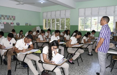  imagen Estudiantes iniciaron este lunes la primera convocatoria a las Pruebas Nacionales. 