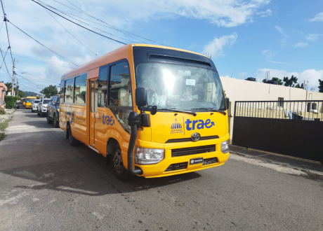  imagen Trae llega a Hato Mayor. Autobuses que ofrecer&aacute;n servicio para transportar desde y hacia las escuelas a los estudiantes de la provincia. 
