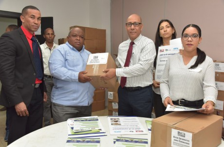  imagen Director de gabitene Ministerial, Henry Santos, entrega materiales gr&aacute;ficos con las orientaciones e ilustraciones que ser&aacute;n distribuidos en todos los centros educativos, como parte del Plan de Nacional de Orientaci&oacute;n que se desarrollar&aacute; ante la presencia del coronavirus en el pa&iacute;s. 