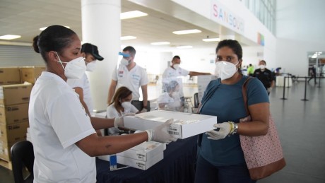  imagen La estudiante Arlette P&eacute;rez, de tercer grado, y su madre Rosario Guti&eacute;rrez, residentes en Villa Juana, mostraron su agradecimiento por el equipo 