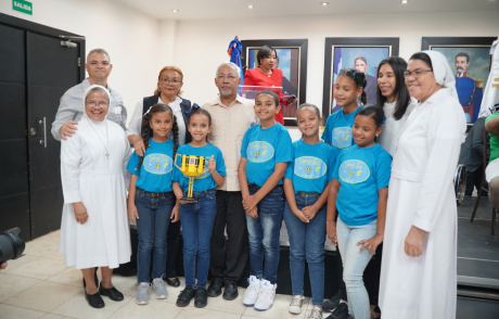  imagen Ministro de Educaci&oacute;n, &Aacute;ngel Hern&aacute;ndez comparte con estudiantes que participaron en la competencia internacional First Lego League (FLL). 