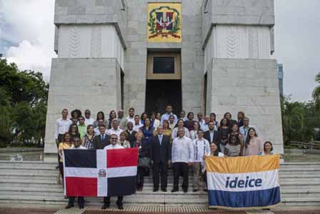 imagen Fotofrafia de los participantes frente al Altar de la Patria. 