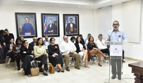  imagen Viceministro de Planificaci&oacute;n y Desarrollo Educativo del MINERD, Rolando Reyes en el&nbsp;Sal&oacute;n Ercilia Pep&iacute;n junto a entidades que apoyan al proyecto 