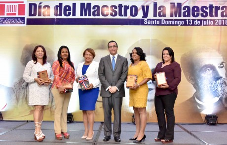  imagen Ministro de pie junto a maestras galardonadas al m&eacute;rito magisterial 2018. 