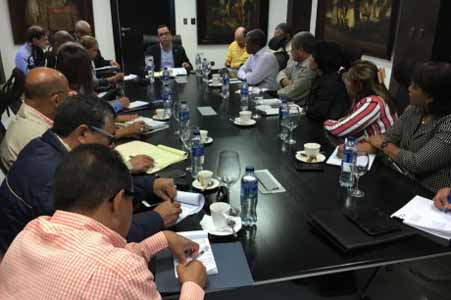  imagen Ministro Andr&eacute;s Navarro durante reuni&oacute;n. 