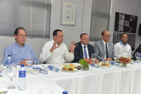  imagen Ministro sentado junto a otras autoridades durante&nbsp;encuentro-almuerzo. 
