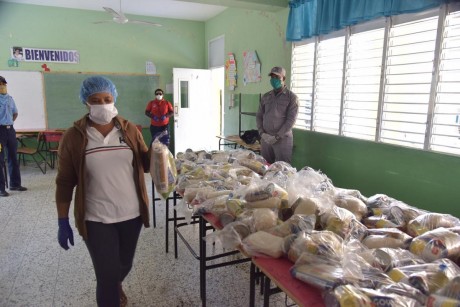  imagen Personal del MINERD entrega raciones alimenticias 