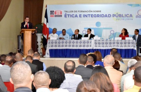  imagen Ministro Andr&eacute;s Navarro de pie en podium se dirige a Directores Regionales y Distritales que est&aacute;n sentados durante taller de &eacute;tica p&uacute;blica y transparencia.&nbsp; 