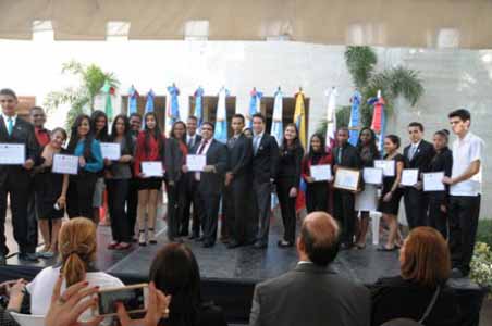  imagen Exhibici&oacute;n de los pergaminos por los reconocidos estudiantes. 