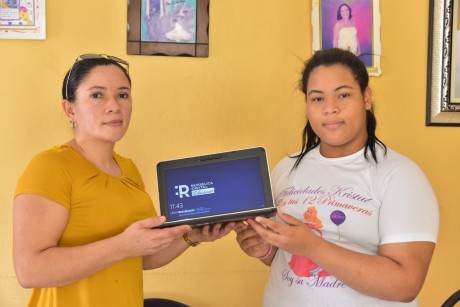  imagen Cristal agradeci&oacute; a las autoridades del MINERD por la entrega de la computadora y se comprometi&oacute; a darle el uso adecuado en el proceso de su aprendizaje.
&nbsp; 