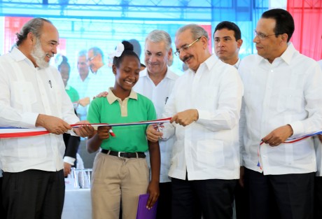  imagen Presidente Danilo Medina de pie cortando cinta acompa&ntilde;ado del ministro Antonio Pe&ntilde;a Mirabal y demas autoridades educativas&nbsp; 