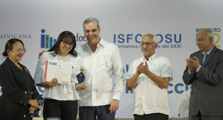  imagen presidente de la Rep&uacute;blica, Luis Abinader, encabez&oacute; este jueves el acto de clausura del Programa Nacional de Inducci&oacute;n del Ministerio de Educaci&oacute;n de la Rep&uacute;blica Dominicana a su lado el ministro de Educaci&oacute;n, &Aacute;ngel Hern&aacute;ndez y el viceministro de Acreditaci&oacute;n y Certificaci&oacute;n Docente, Francisco D&rsquo;&Oacute;leo. 