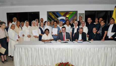  imagen Ministro Andr&eacute;s Navarro durante firma de convenio; le acompa&ntilde;an los representantes de los Centros. 