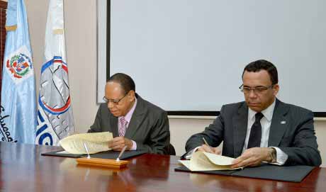  imagen Ministro Andr&eacute;s Navarro y Director Lidio Cadet mientras firman acuerdo. 