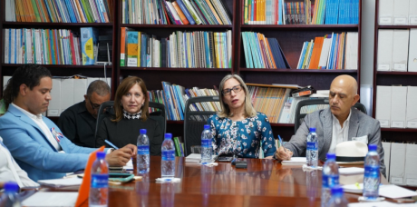  imagen La viceministra de Asuntos T&eacute;cnicos y Pedag&oacute;gicos del MINERD, Ancell Scheker en medio de otras autoridades gubernamentales. 