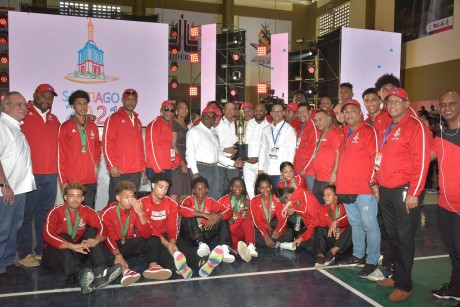  imagen Ministro Antonio Pe&ntilde;a Mirabal sostiene trofeo junto a equipo de atletas ganadores en Juegos Escolares Deportivos Nacionales Monte Plata 2019. A su lado, director de INEFI, Jorge Minaya. 