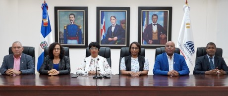  imagen &nbsp;Miembros del Comit&eacute; de Compras y Contrataciones del MINERD a la mesa. 