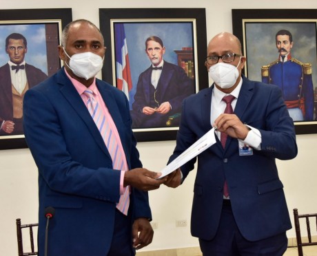  imagen La comisi&oacute;n del MINERD est&aacute; encabezada por el director de Gabinete Ministerial, Henry Santos, quien entreg&oacute; al presidente de la comisi&oacute;n de las nuevas autoridades, Julito Fulcar, el protocolo elaborado por la delegaci&oacute;n conformada por el Consejo Nacional de Educaci&oacute;n para que sea viable el a&ntilde;o escolar 2020-2021 durante la pandemia por COVID-19.
&nbsp; 
